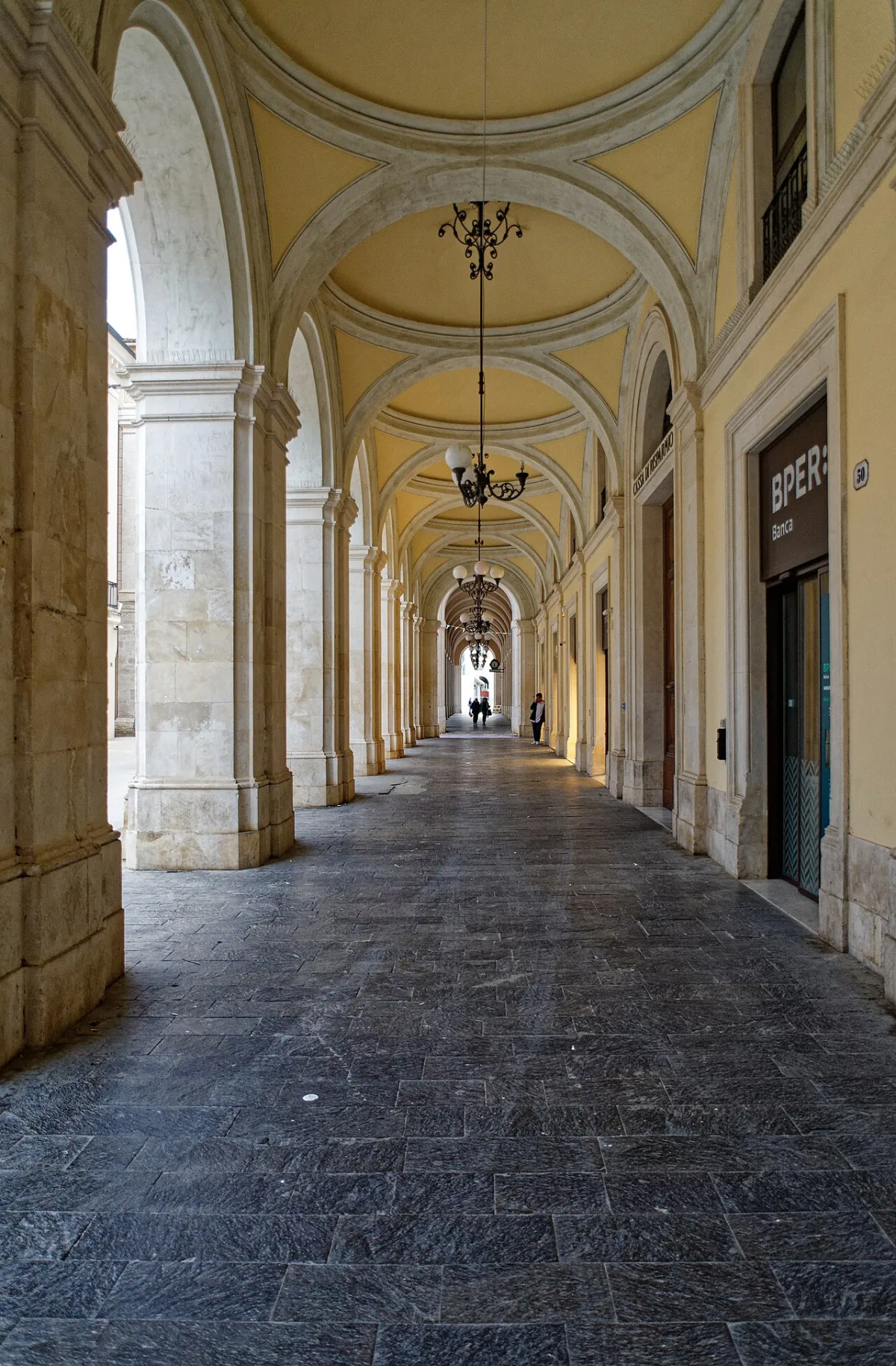 Il portico ricostruito nel centro storico dell'Aquila