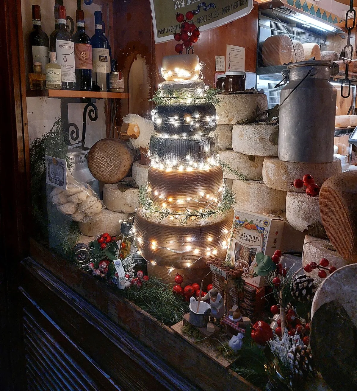 Vetrina con pecorino di Pienza e prodotti tipici