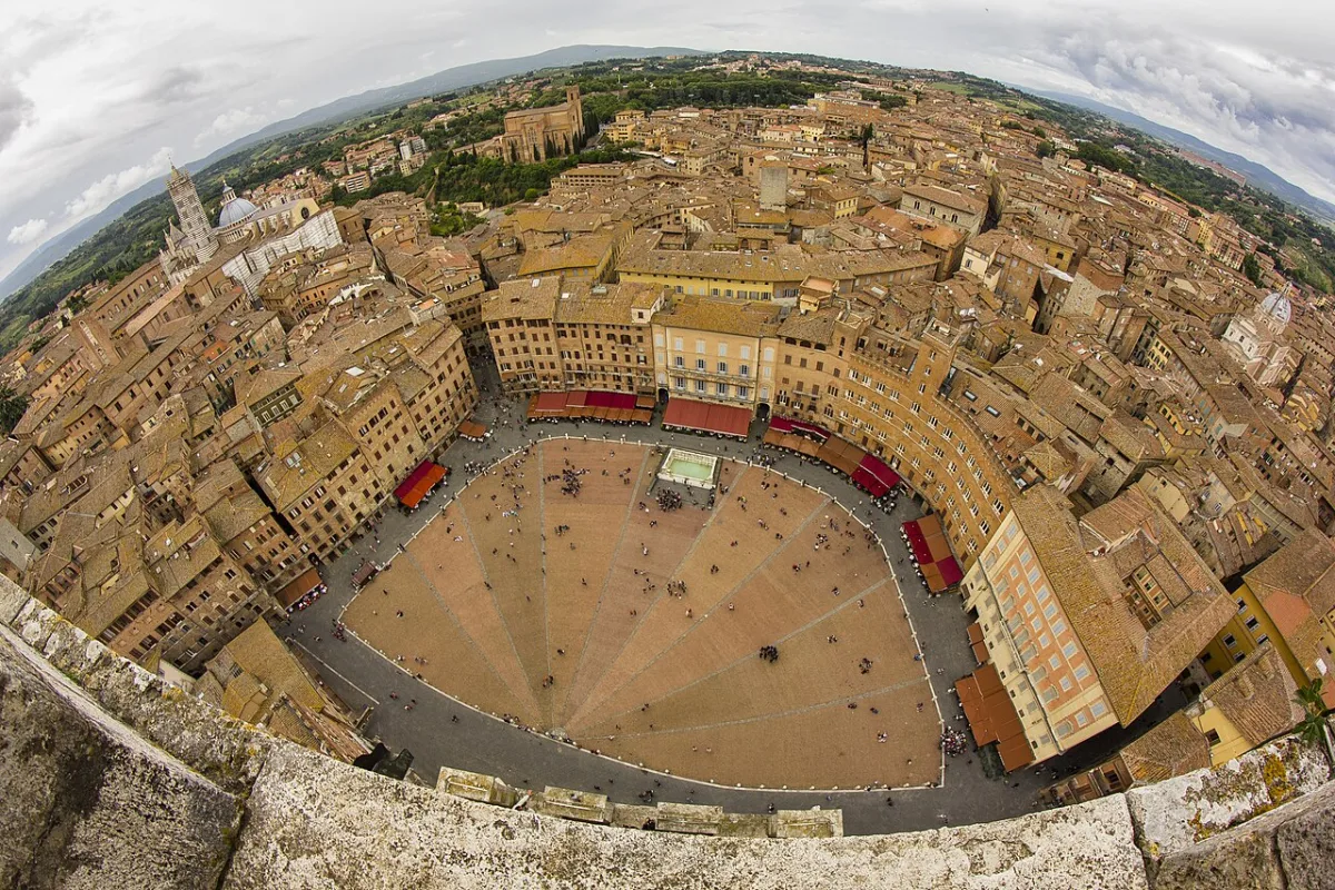 Vista aerea di Piazza del Campo a Siena