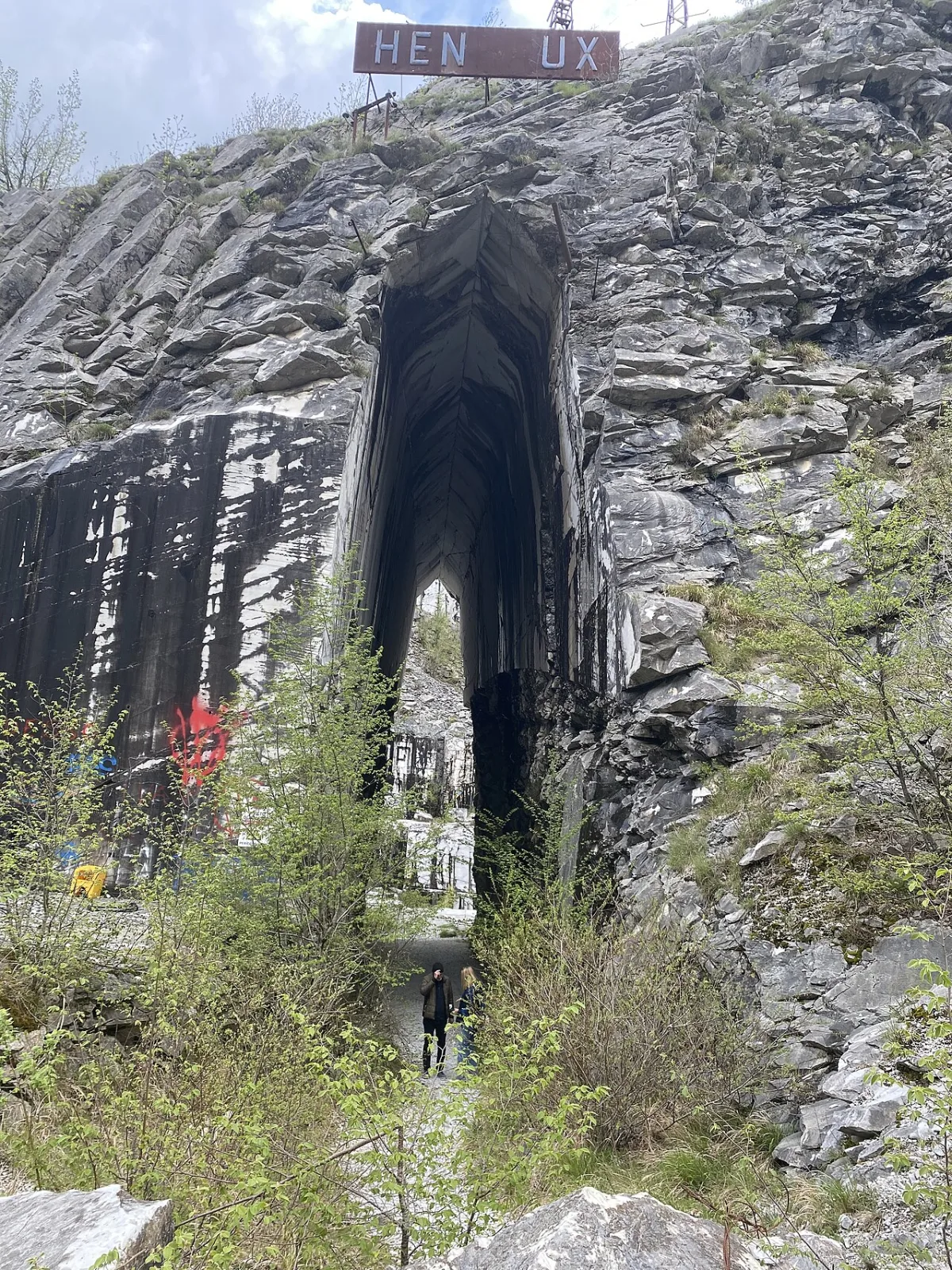 L'ingresso di una cava di marmo nelle Alpi Apuane