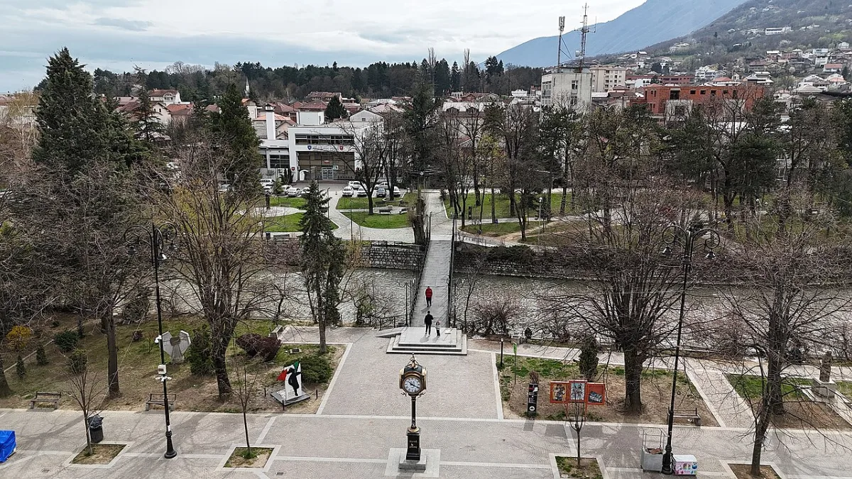 Vista aerea di Peja con le montagne sullo sfondo