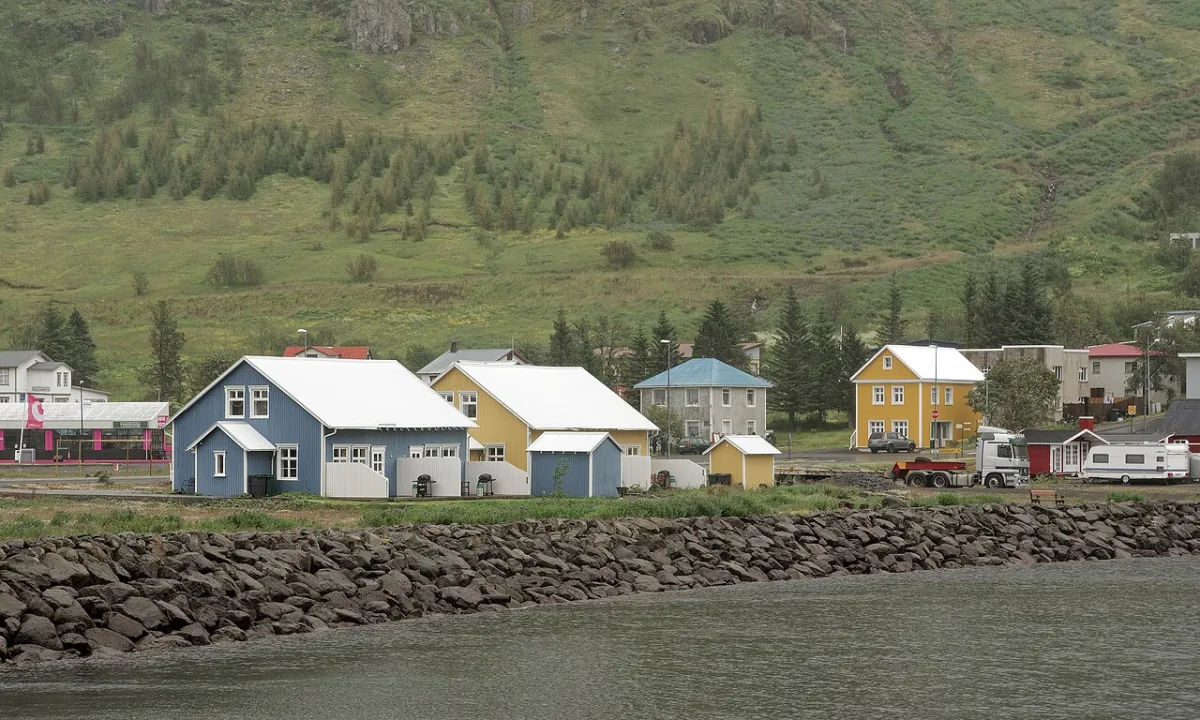 Le case colorate di Seyðisfjörður sul fiordo