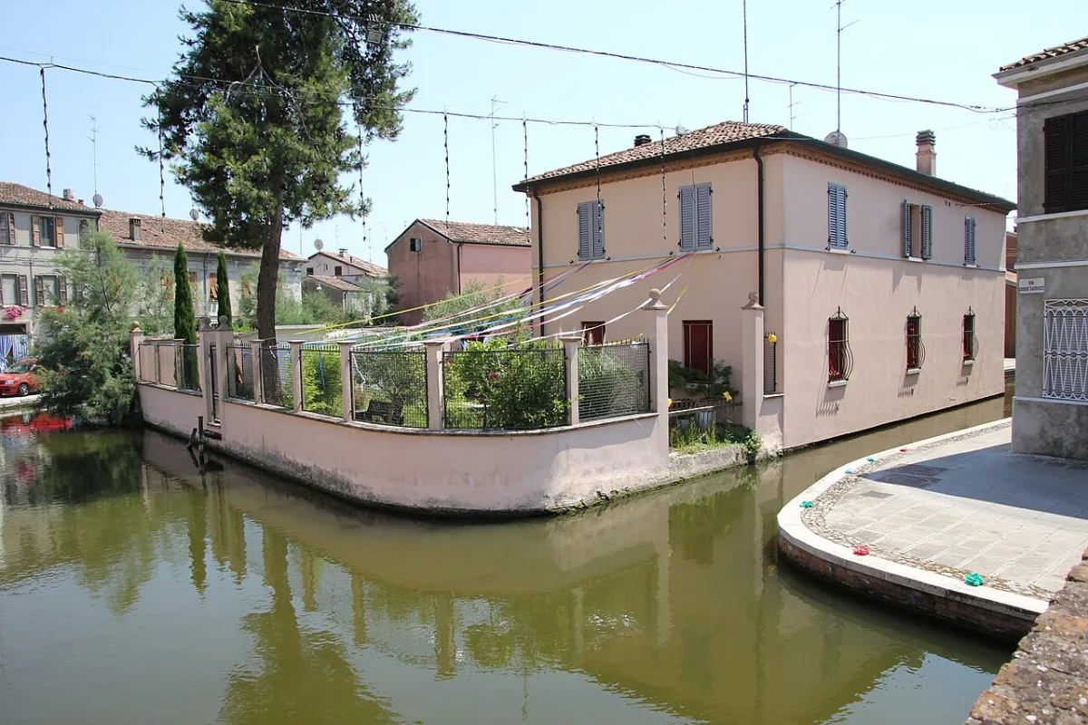 Un canale nel centro storico di Comacchio