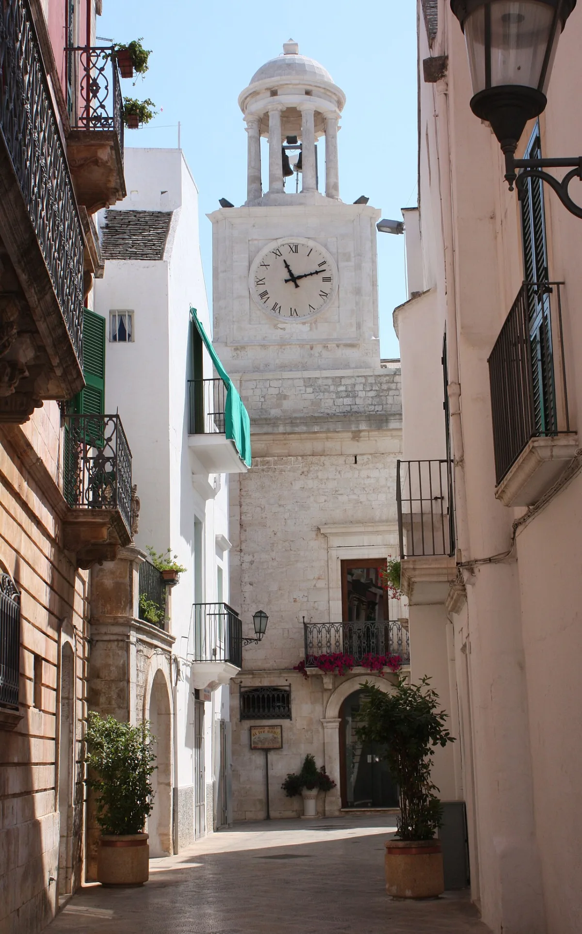 La torre dell'orologio di Locorotondo, in Valle d'Itria
