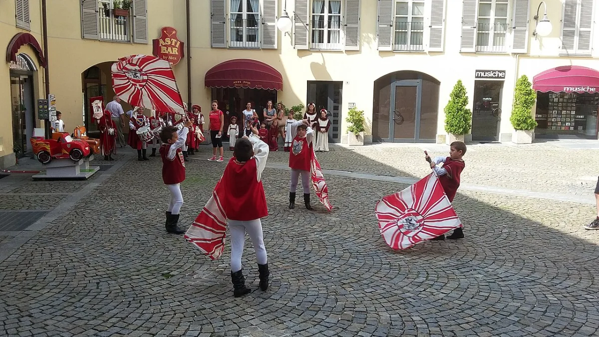 Sbandieratori nel centro storico di Asti