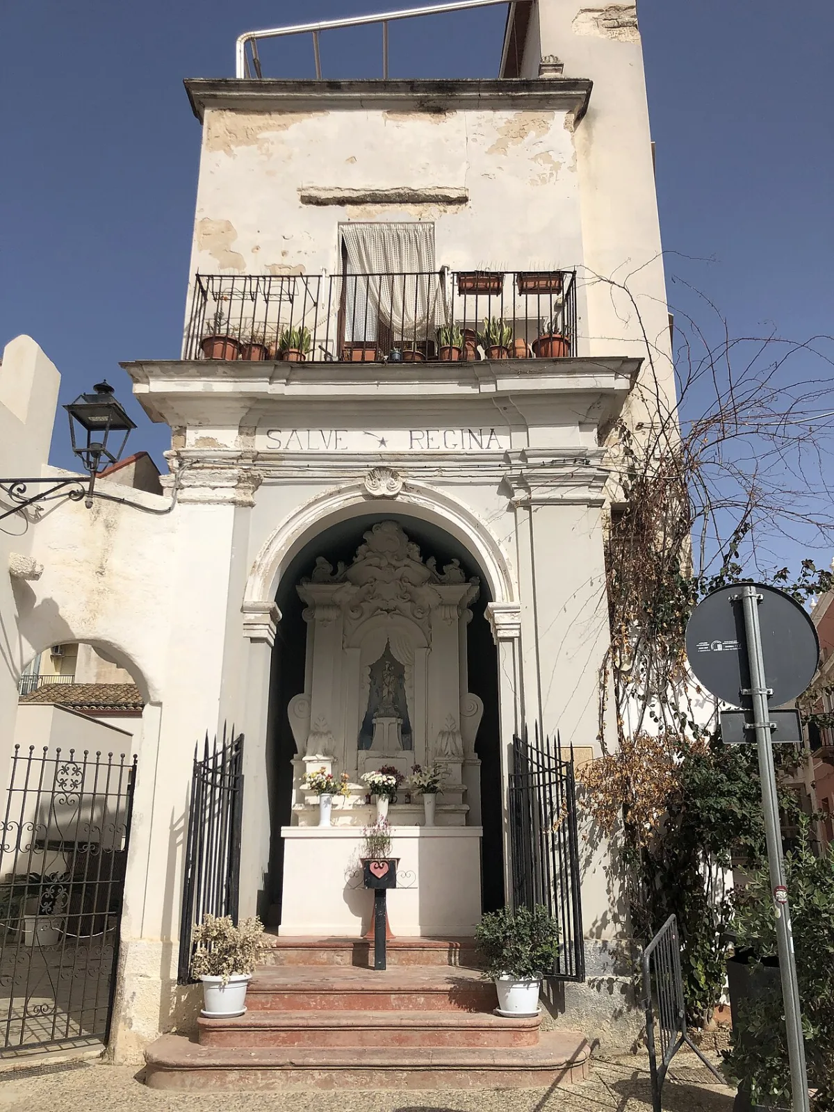 Un altare votivo per le vie di Favignana