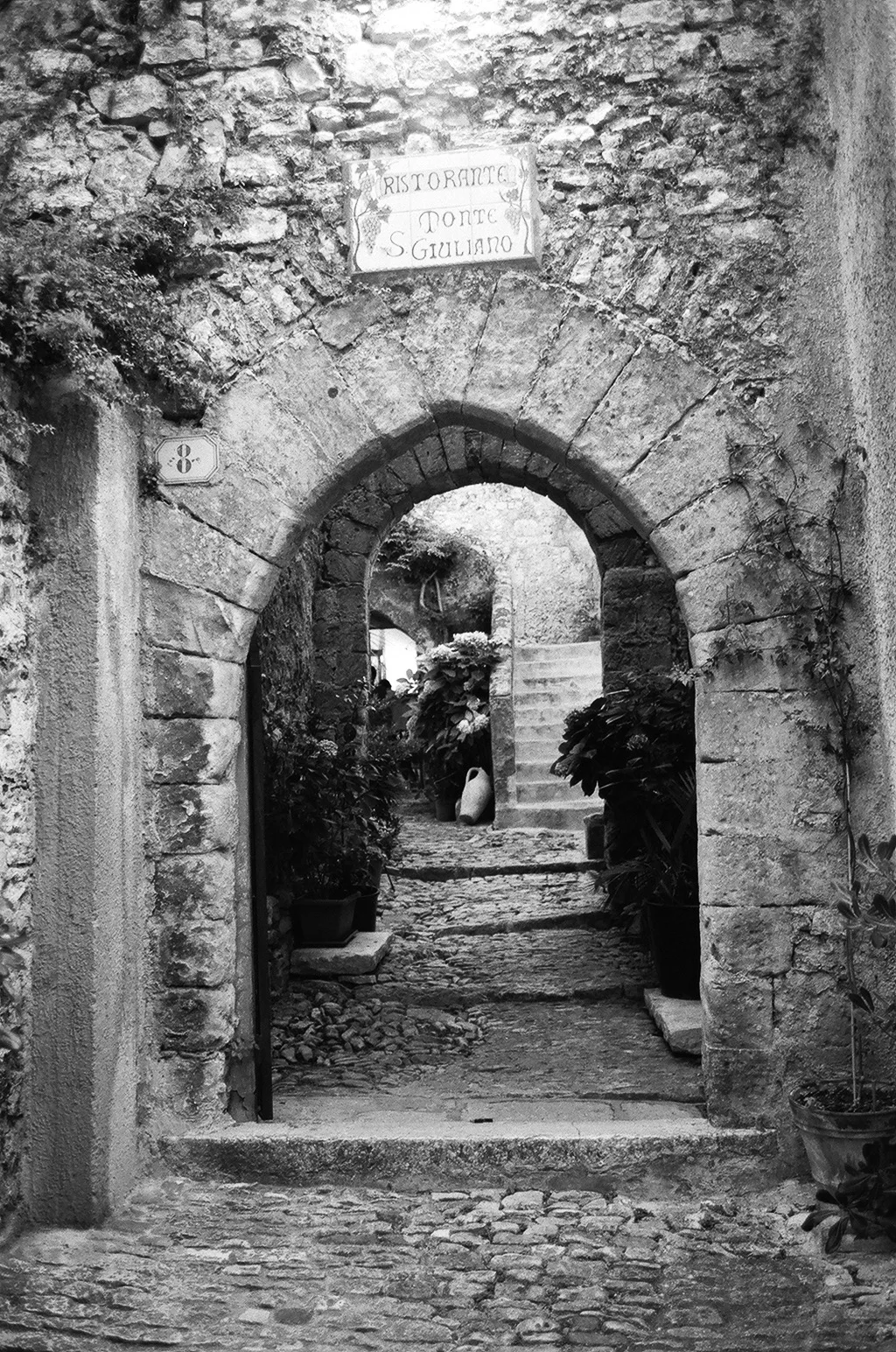 Un vicolo di Erice con insegna di ristorante