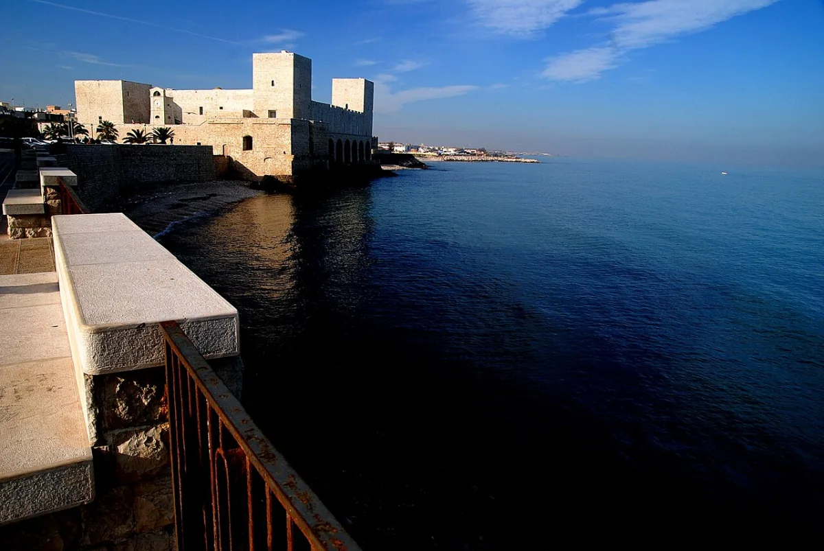 Il Castello Svevo di Trani sul mare