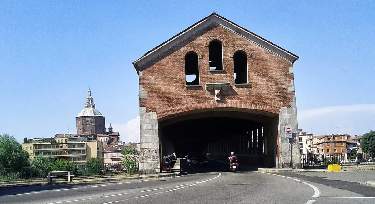 Il Ponte Coperto e il Duomo di Pavia