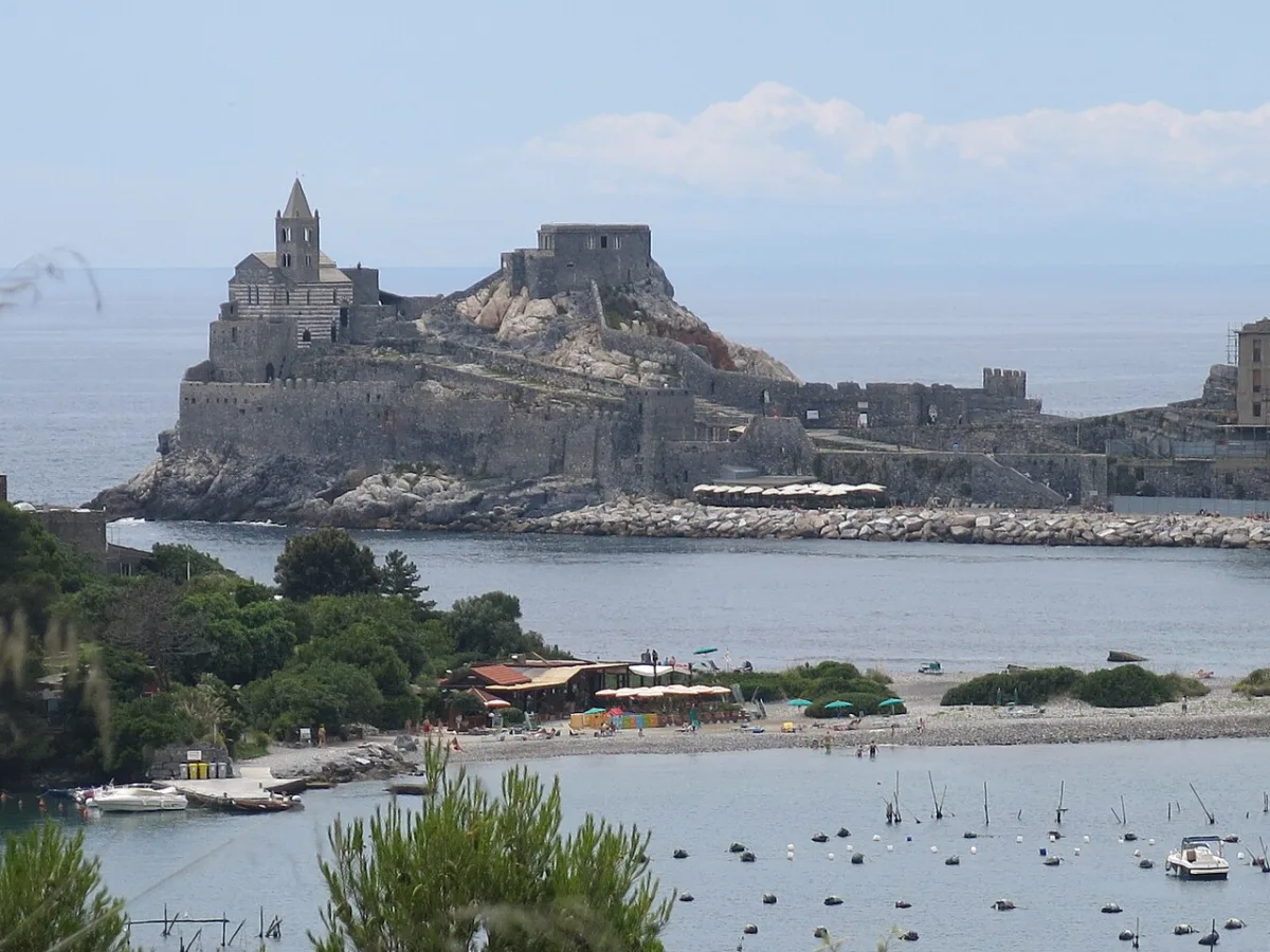 La chiesa di San Pietro e il castello di Portovenere viste dal mare