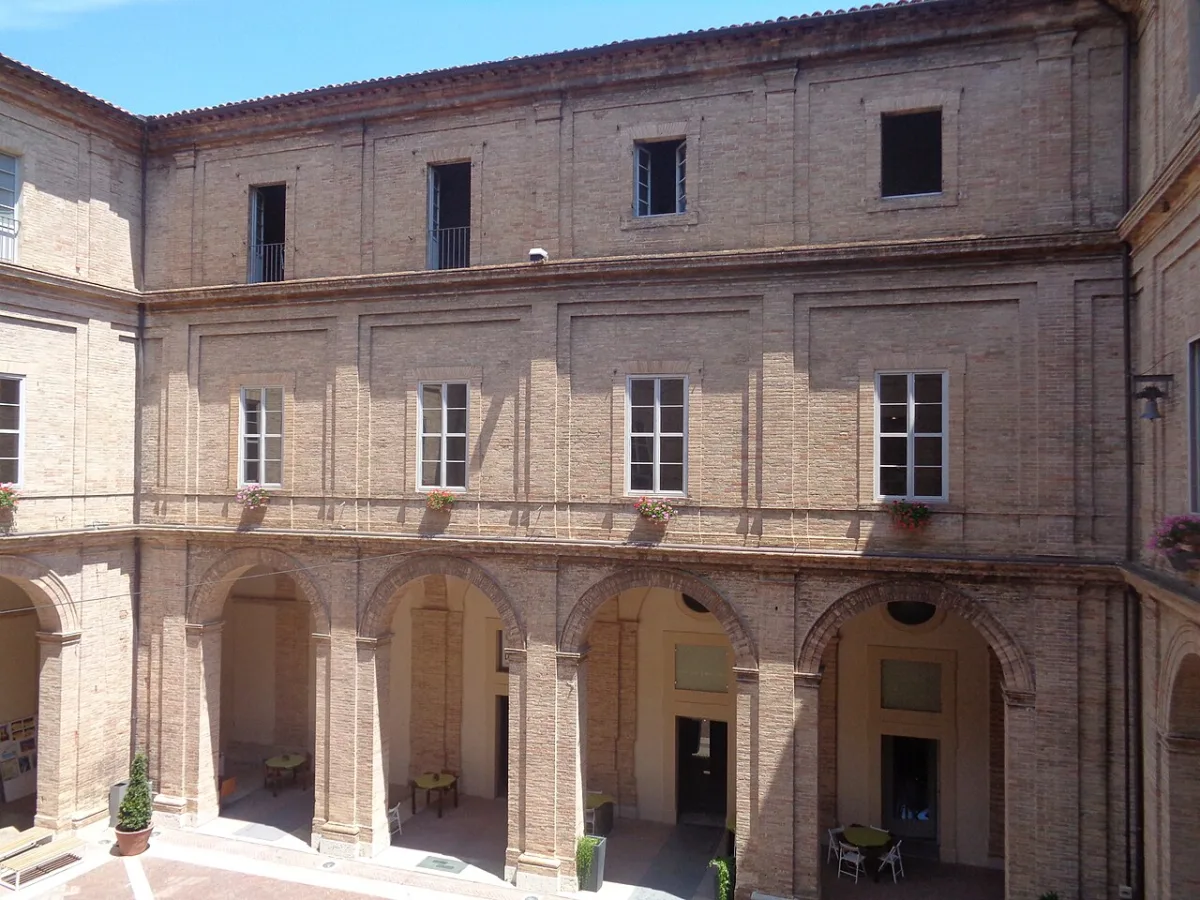 Il cortile del Palazzo del Collegio Raffaello a Urbino