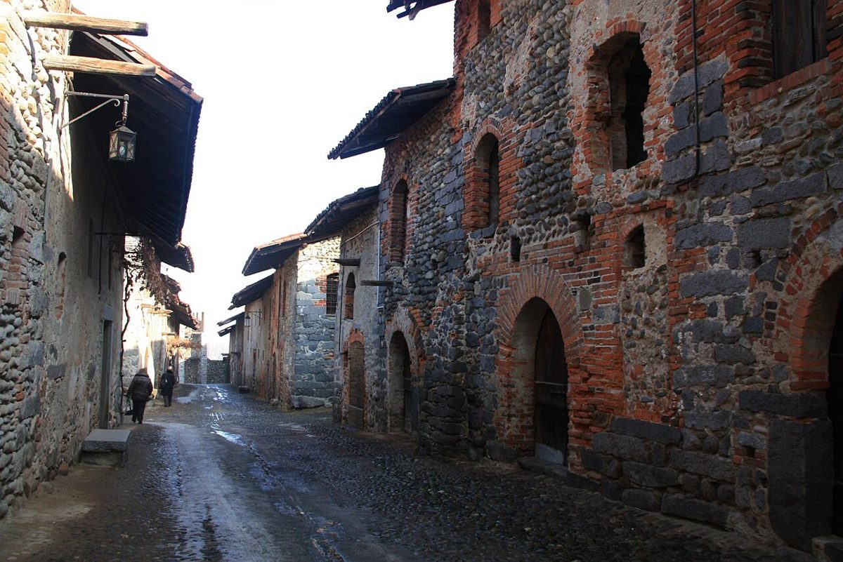 Una via del Ricetto di Candelo
