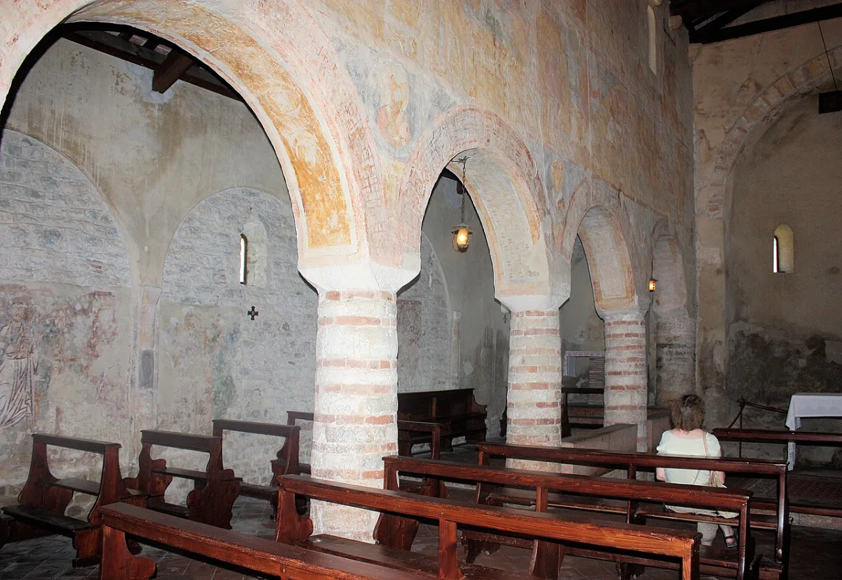 L'interno affrescato della chiesa di San Severo a Bardolino