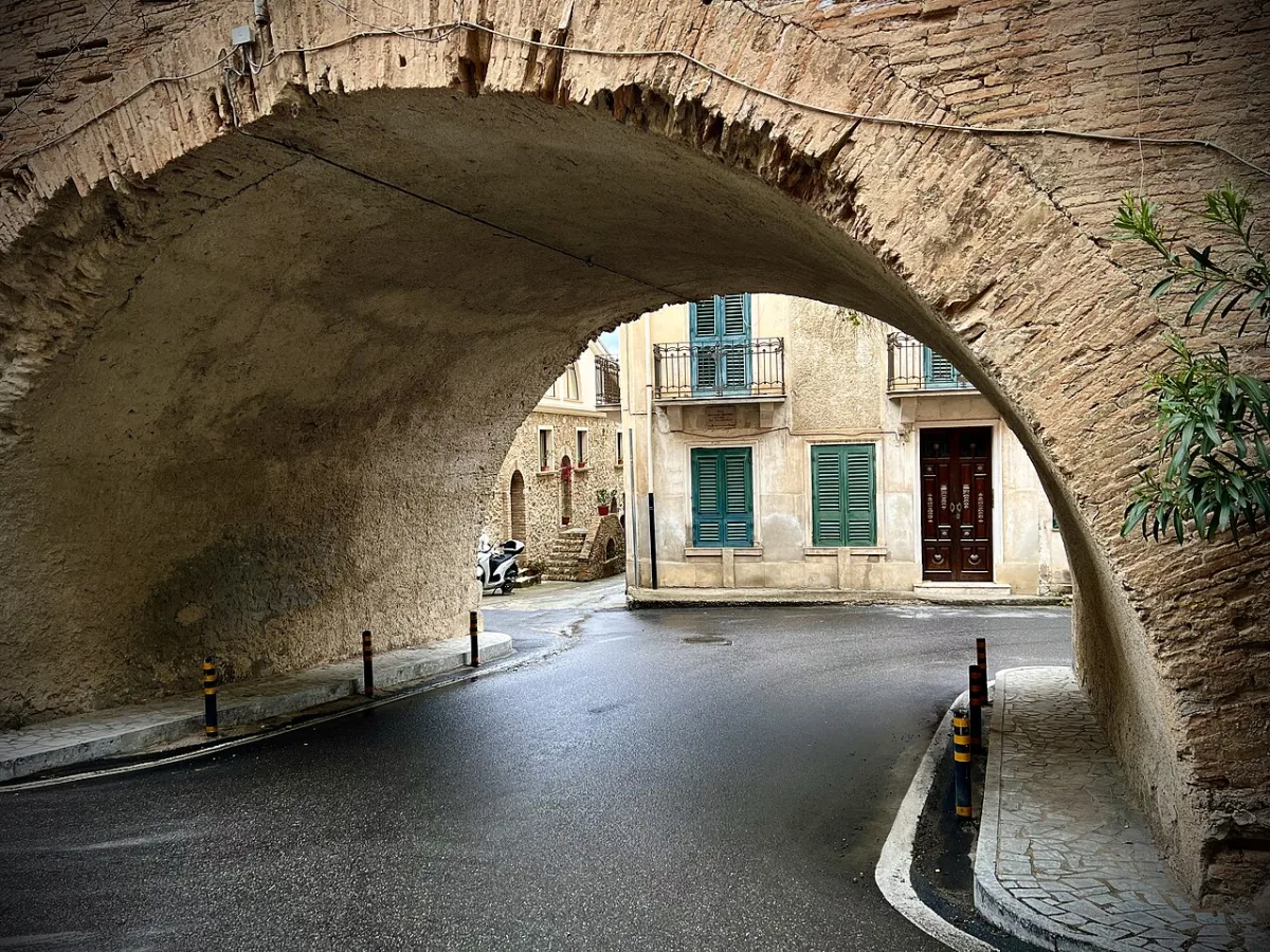Un arco nel centro storico di Scilla