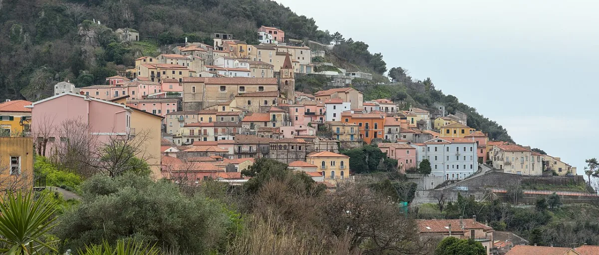 Il borgo di Maratea arroccato sulla collina