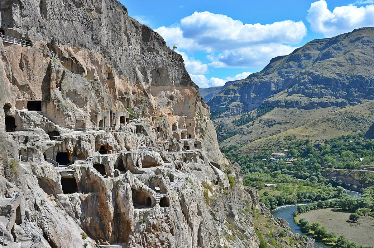 La città rupestre di Vardzia scavata nella roccia