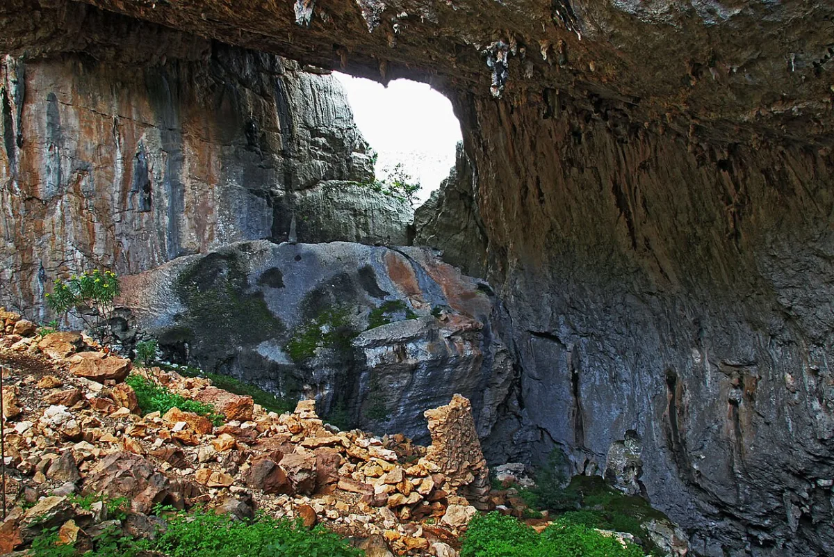 Il sito archeologico di Tiscali dentro la dolina