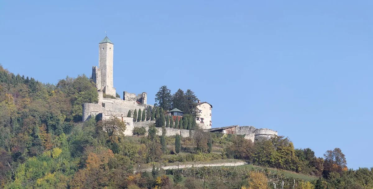 Castel Telvana sopra Borgo Valsugana, lungo la ciclovia