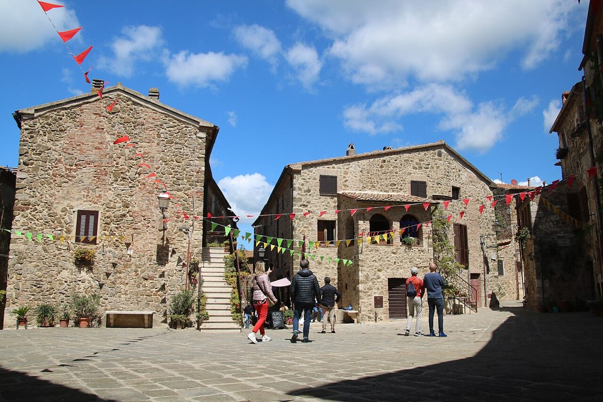 Piazza del Castello a Montemerano