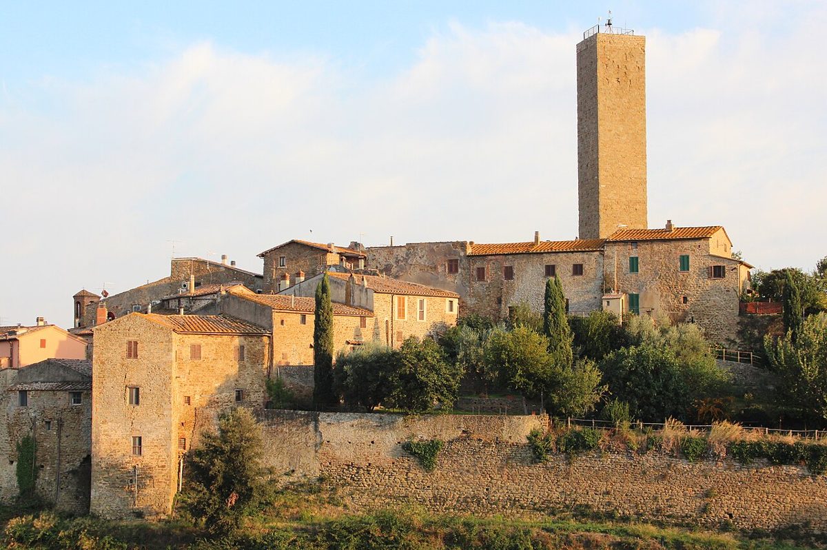 Il borgo di Pereta con la Torre dell'Orologio
