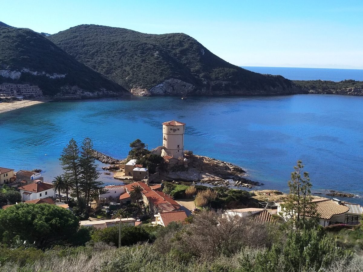 Campese: la spiaggia più lunga dell'Isola del Giglio, sorvegliata da una torre del Cinquecento (Campese, Isola del Giglio, Toscana)
