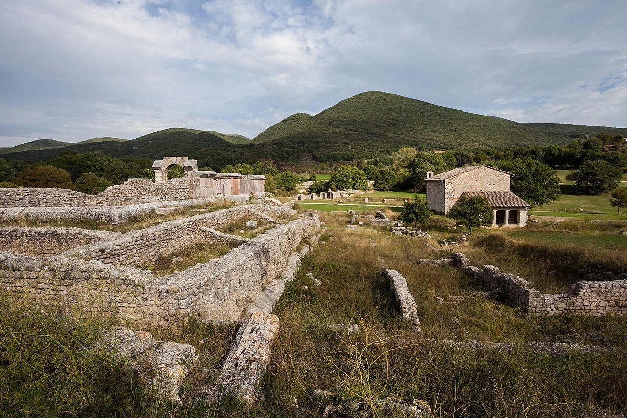 A Carsulae, dove la Flaminia attraversa una chiesa dimenticata