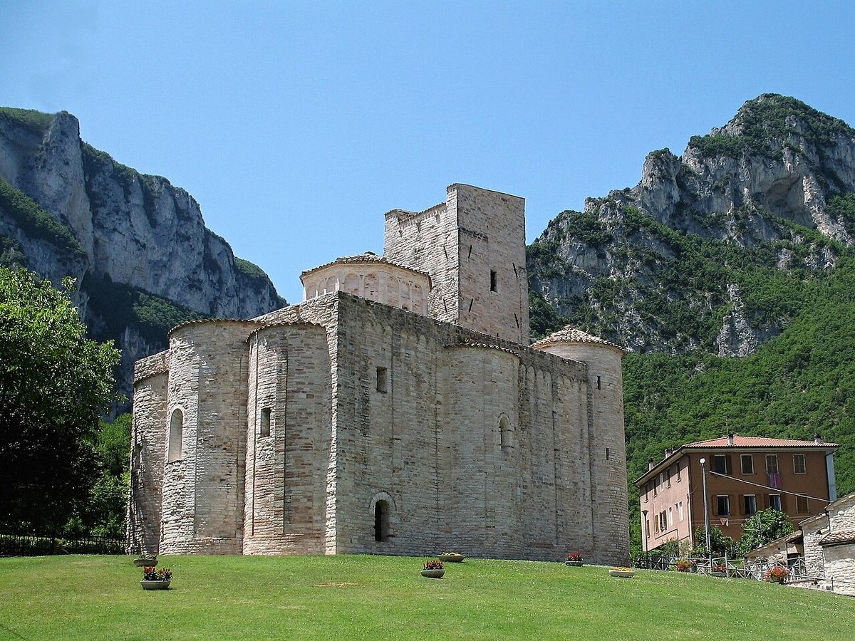 Abbazia di San Vittore alle Chiuse, la pietra romanica sull'acqua (San Vittore alle Chiuse, Ancona, Italia)