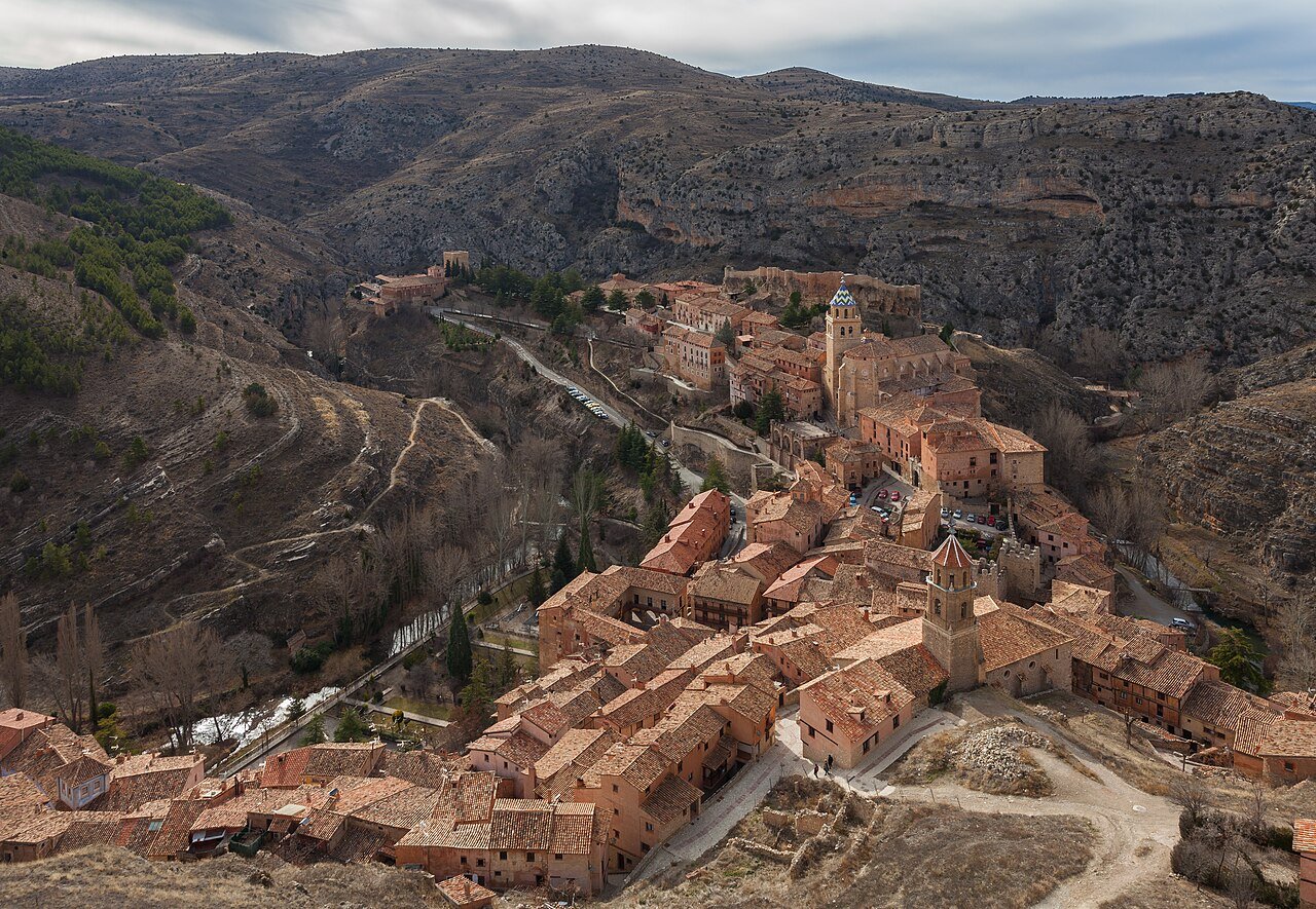 Albarracín, il borgo color terra sospeso sopra il fiume Guadalaviar