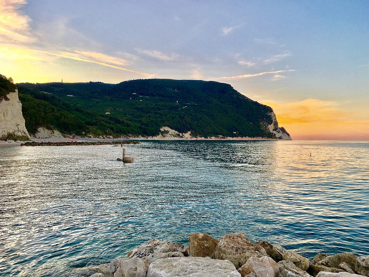 Anello del Monte Conero a picco sull'Adriatico