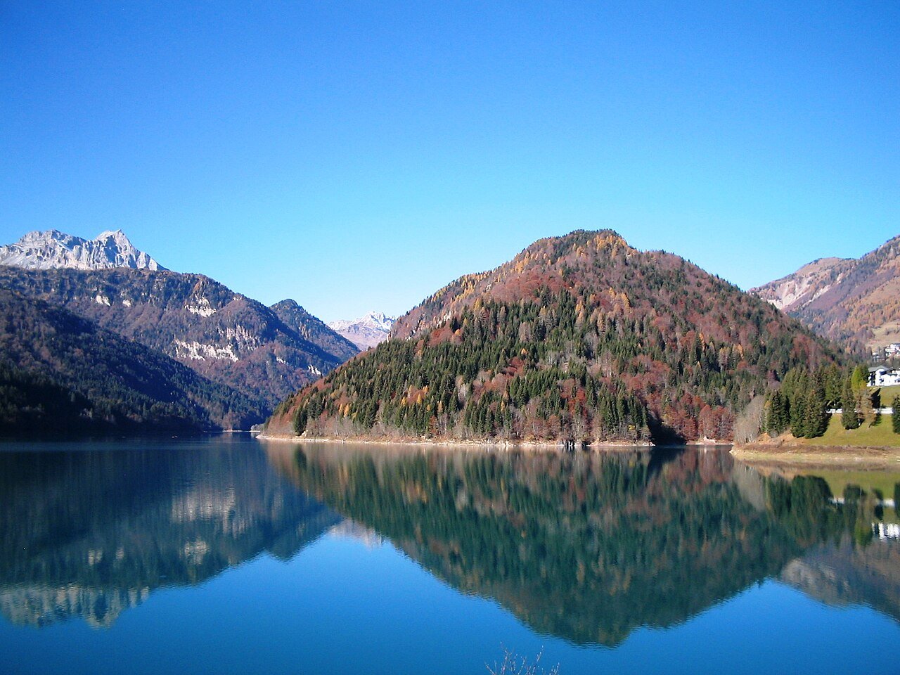Anello di Sauris tra il lago e i tabia