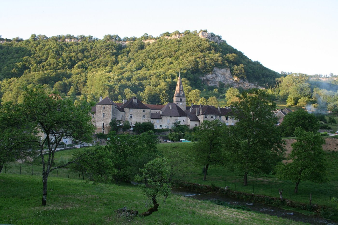 Baume-les-Messieurs, la culla nascosta di Cluny in fondo al suo circo roccioso (Jura)
