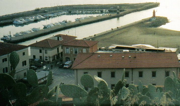 Castiglione della Pescaia: il borgo-porto medievale dove il canale divide la Maremma dal mare (Castiglione della Pescaia, Maremma, Toscana)