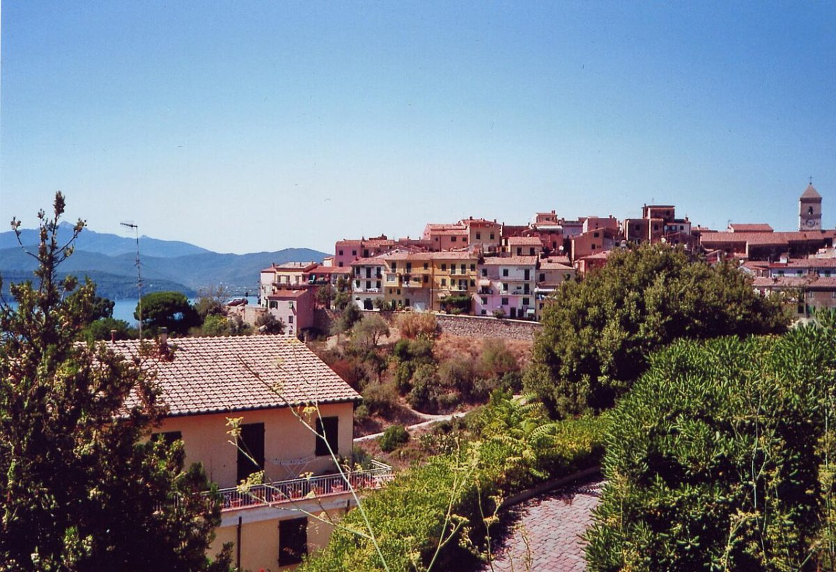 Capoliveri: il borgo sospeso sul Monte Calamita che l'Elba mostra a chi sale (Capoliveri, Isola d'Elba, Toscana)