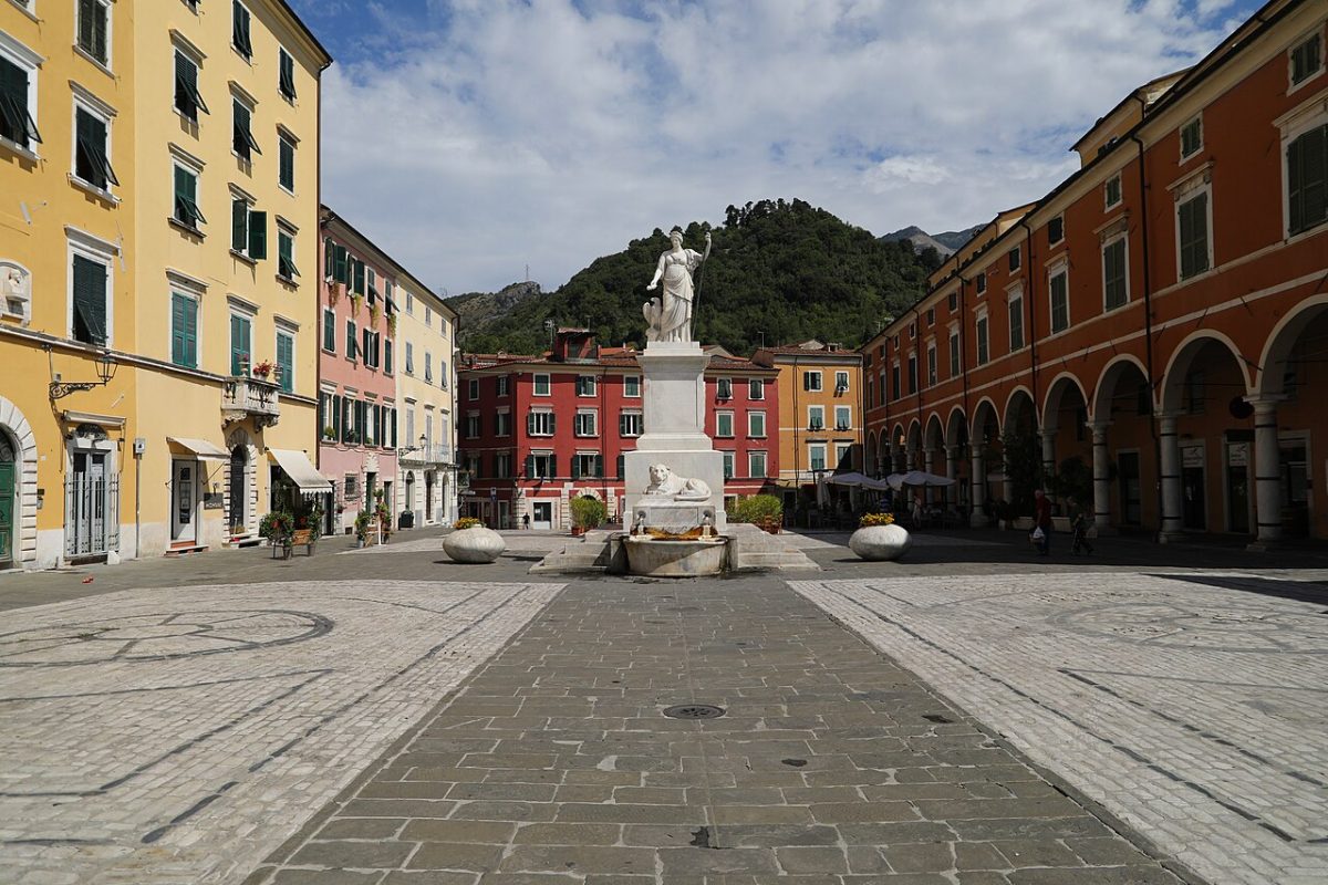 Come arrivare a Carrara: treno, auto e aeroporto (Carrara, Toscana)