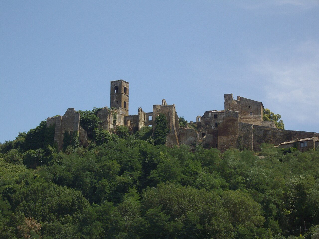 Celleno Vecchia: il borgo di tufo rosso che il tempo ha lasciato indietro