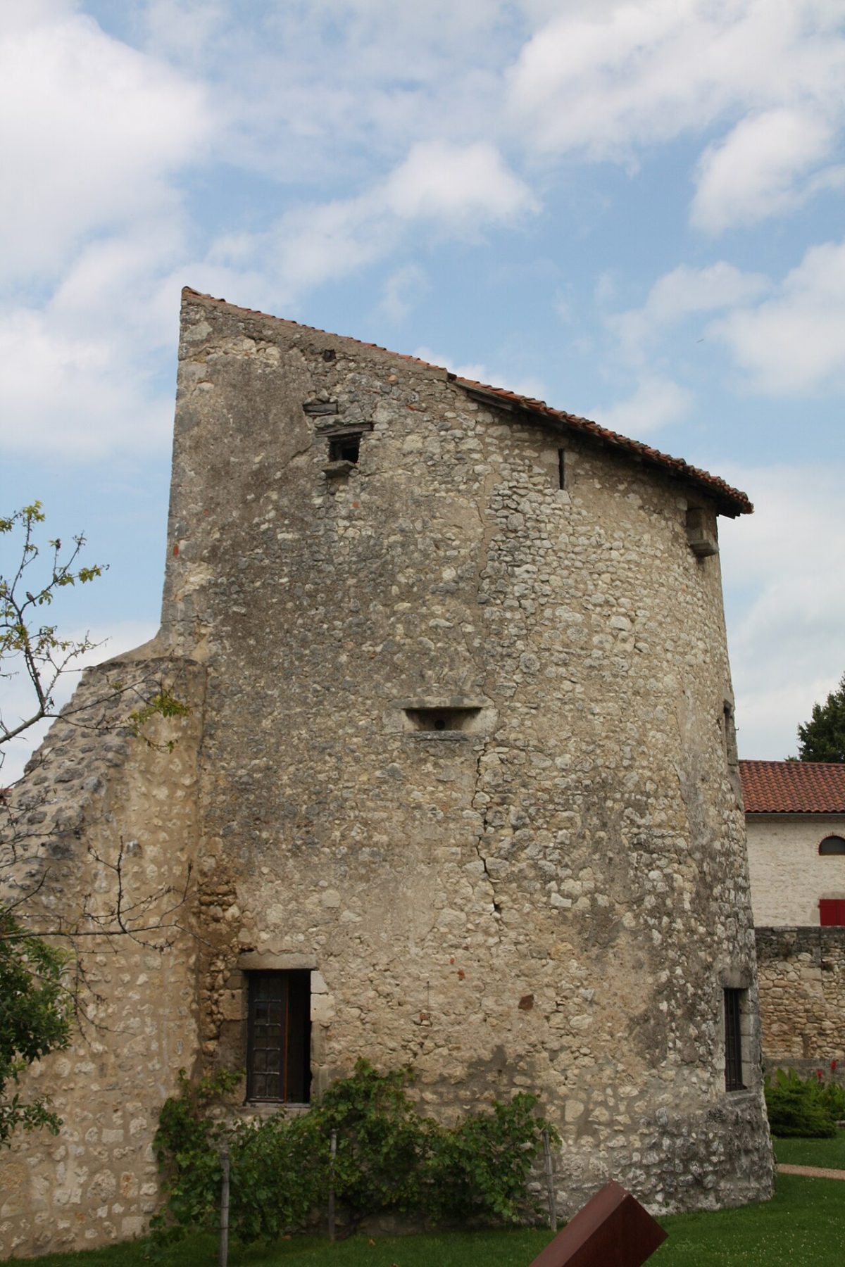 Charroux, il villaggio fortificato che l'Allier ha custodito per la sua senape (Allier, Auvergne)