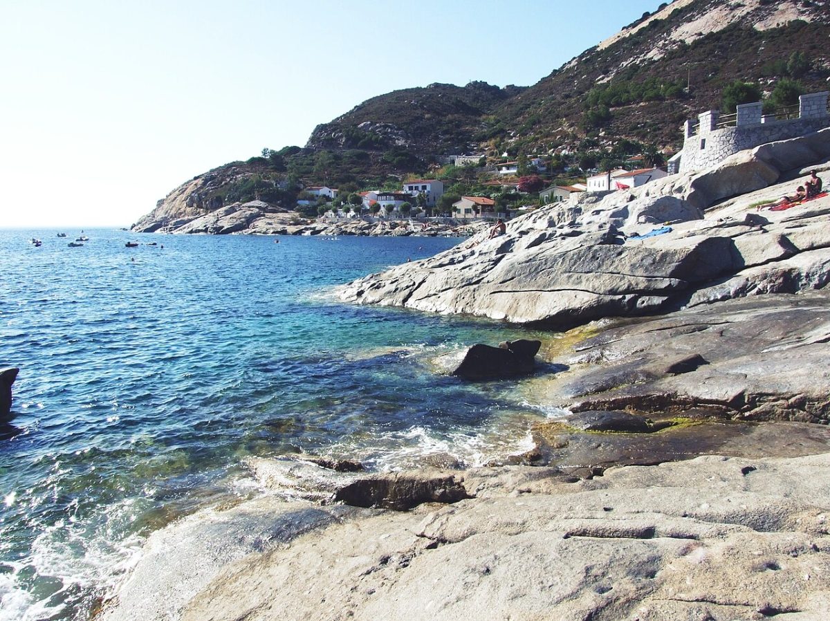 Chiessi: la falesia bianca sulla costa occidentale dell'Elba, e il relitto romano al largo (Chiessi, Isola d'Elba, Toscana)