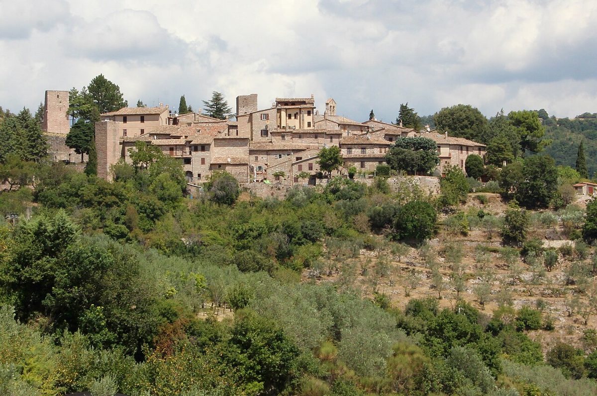 Collepino di Spello: Fifty Inhabitants and a Hermitage of San Silvestro in the Woods of Subasio