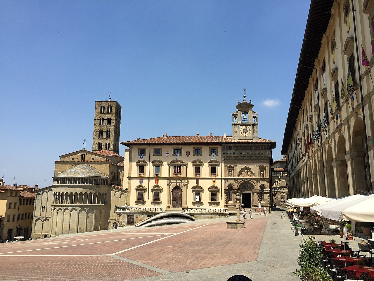 Wie man nach Arezzo kommt: Zug, Auto, Flugzeug und Bus (Arezzo, Toscana, Italia)