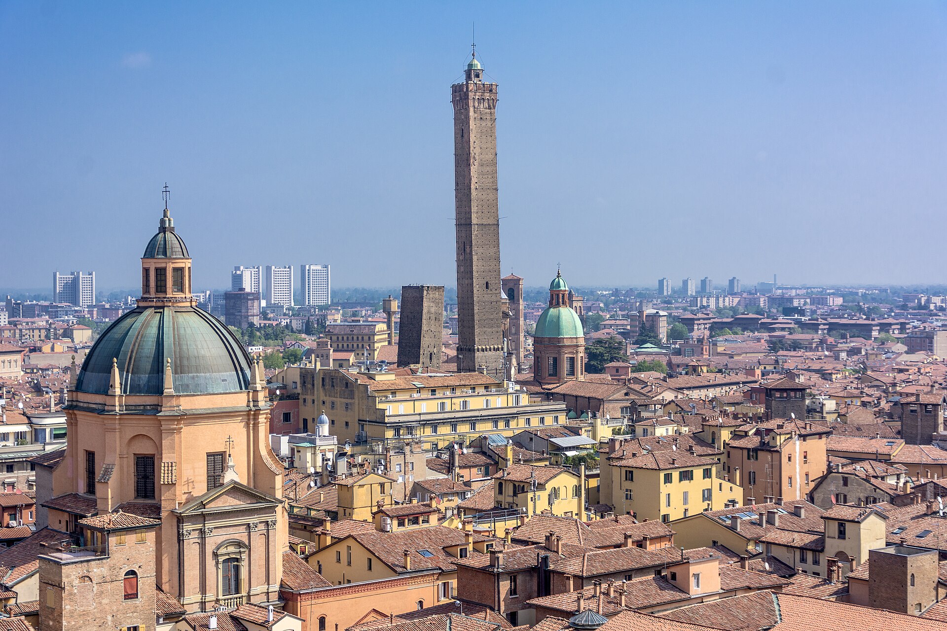 Come arrivare a Bologna: treni, aerei, auto e bus