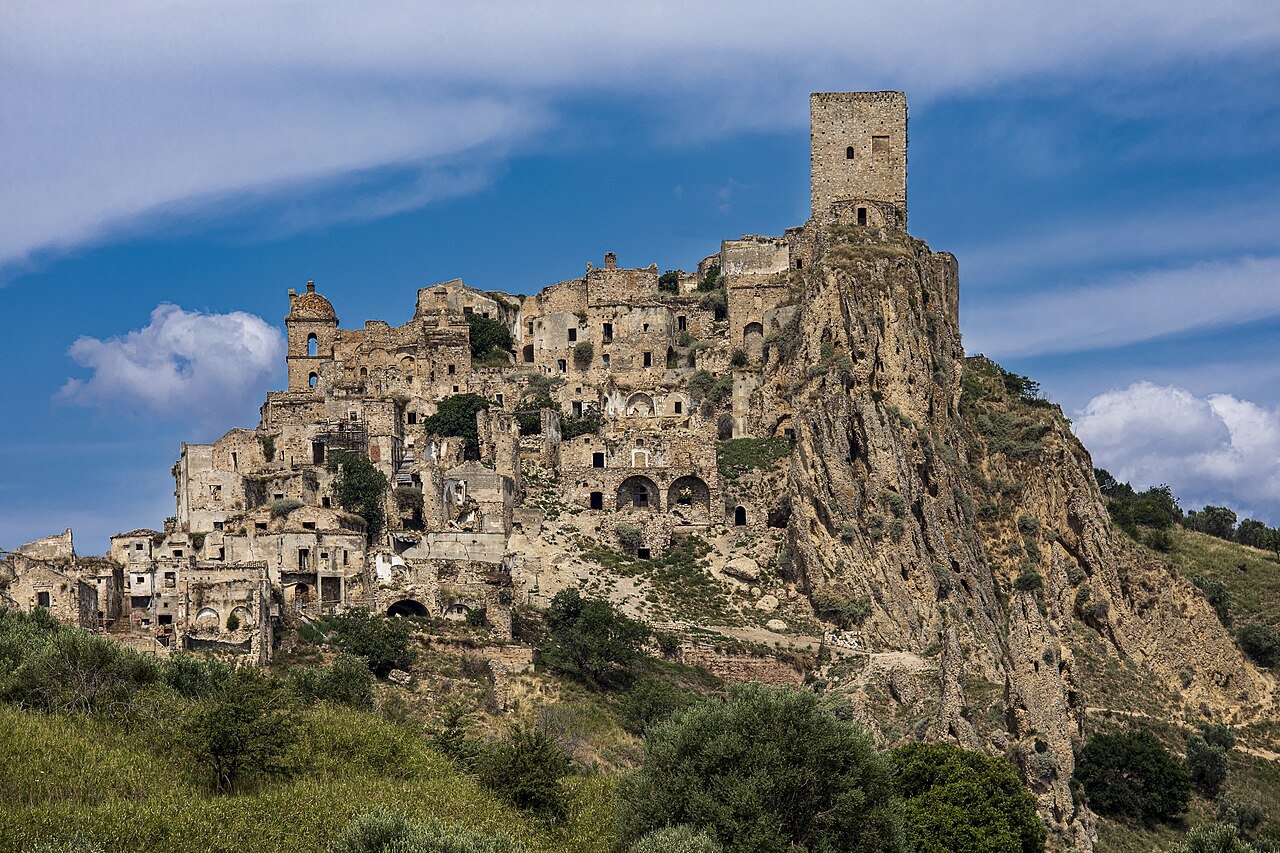 Craco, il borgo di argilla sospeso sui calanchi lucani