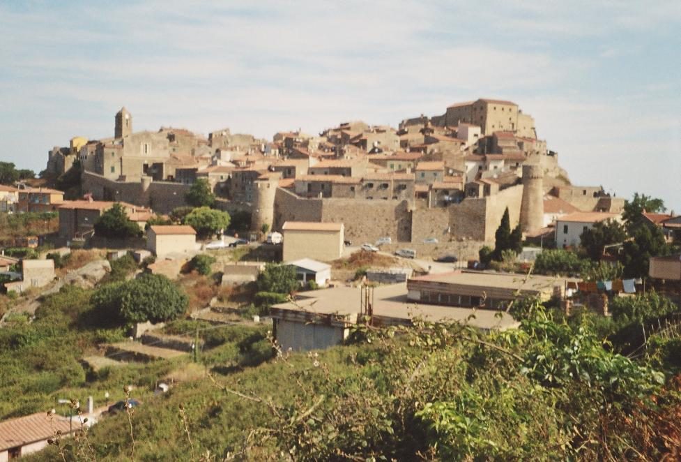 Giglio Castello: il borgo medievale in cima all'isola, lontano dal porto turistico (Giglio Castello, Isola del Giglio, Toscana)