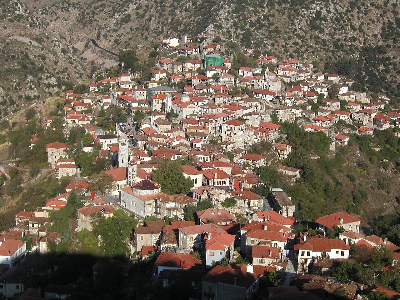 Dimitsana, il borgo di pietra sospeso sulle gole dell'Arcadia