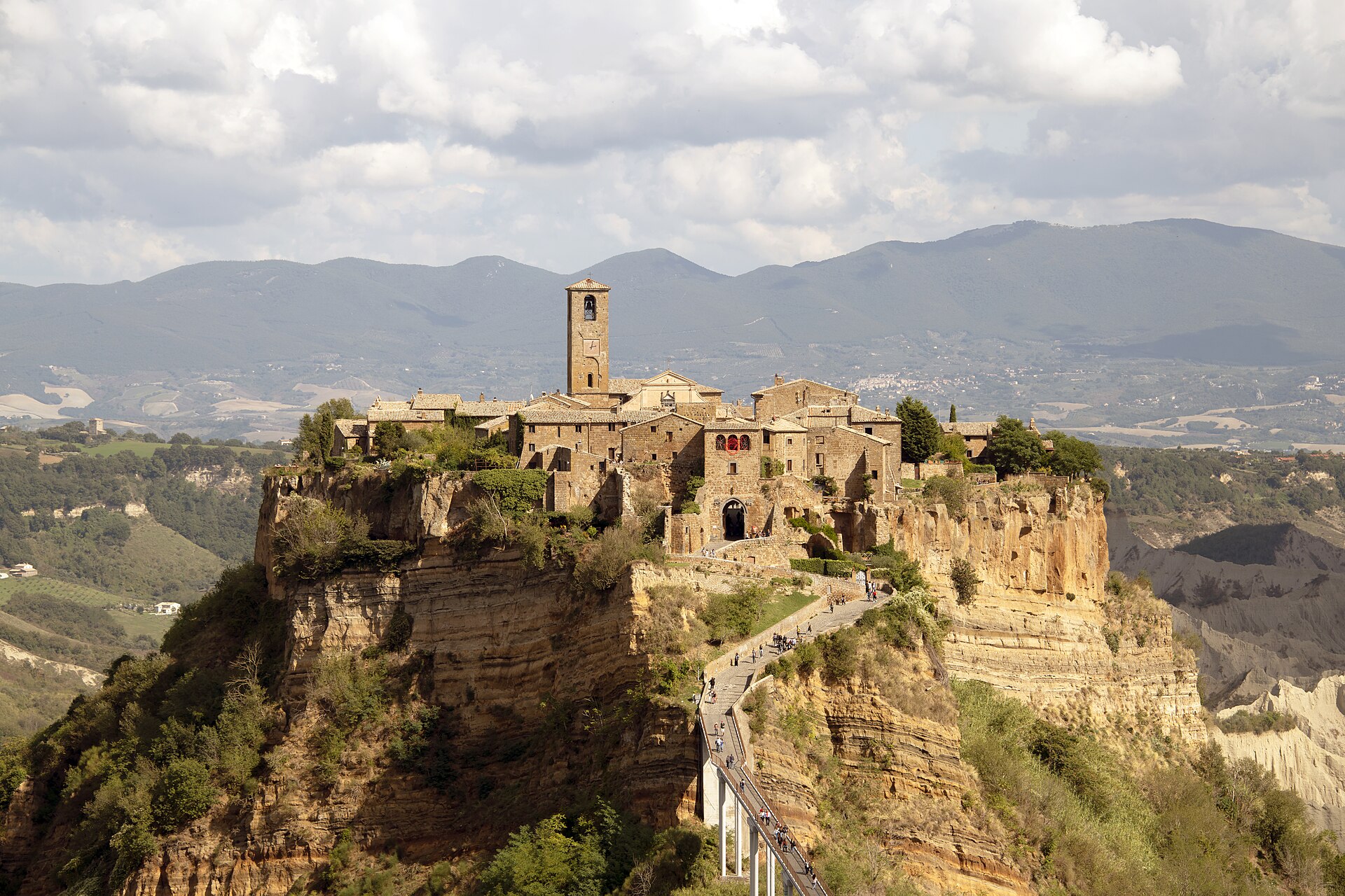 Dove dormire a Civita di Bagnoregio: notti sospese tra cielo e tufo nella città che muore
