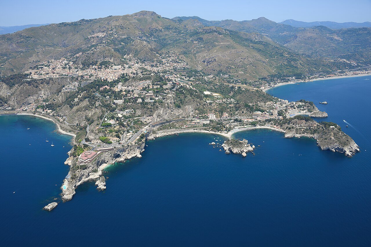 Dove mangiare a Taormina: granita, pesce e sapori siciliani con vista sull'Etna