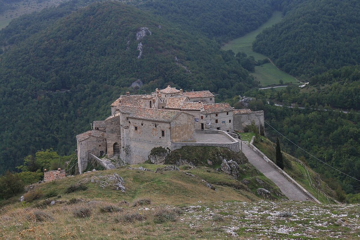 Elcito, the Ghost Village that Holds On Among the Sibillini