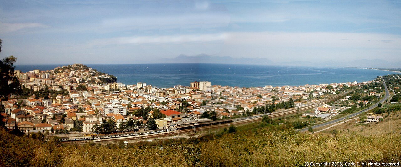 Ferrovia della Calabria: il trenino che sale verso la Sila tra i boschi di pino laricio (Cosenza, Calabria, Italia)