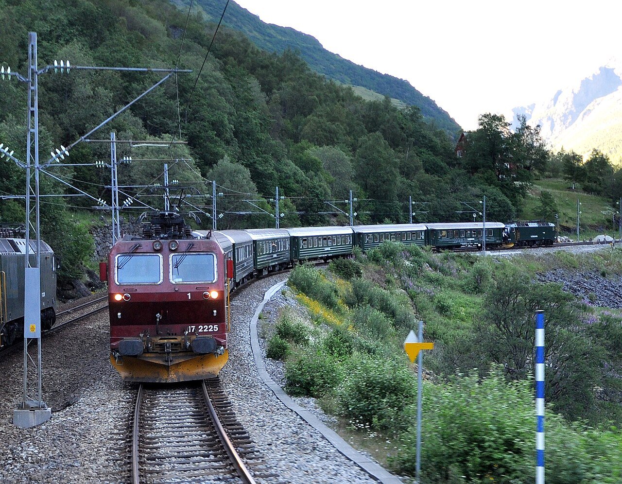 Flåmsbana: la ferrovia più ripida d'Europa tra i fiordi della Norvegia occidentale (Flåm, Vestland, Norvegia)