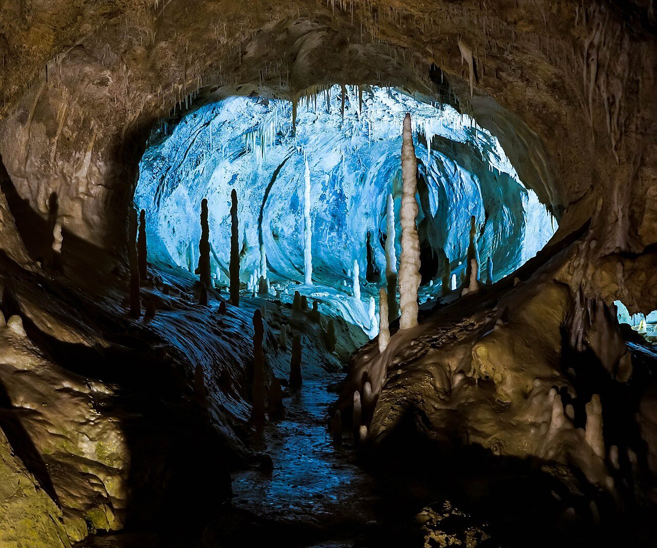Frasassi e la Valle di San Vittore: trekking tra gole e grotte