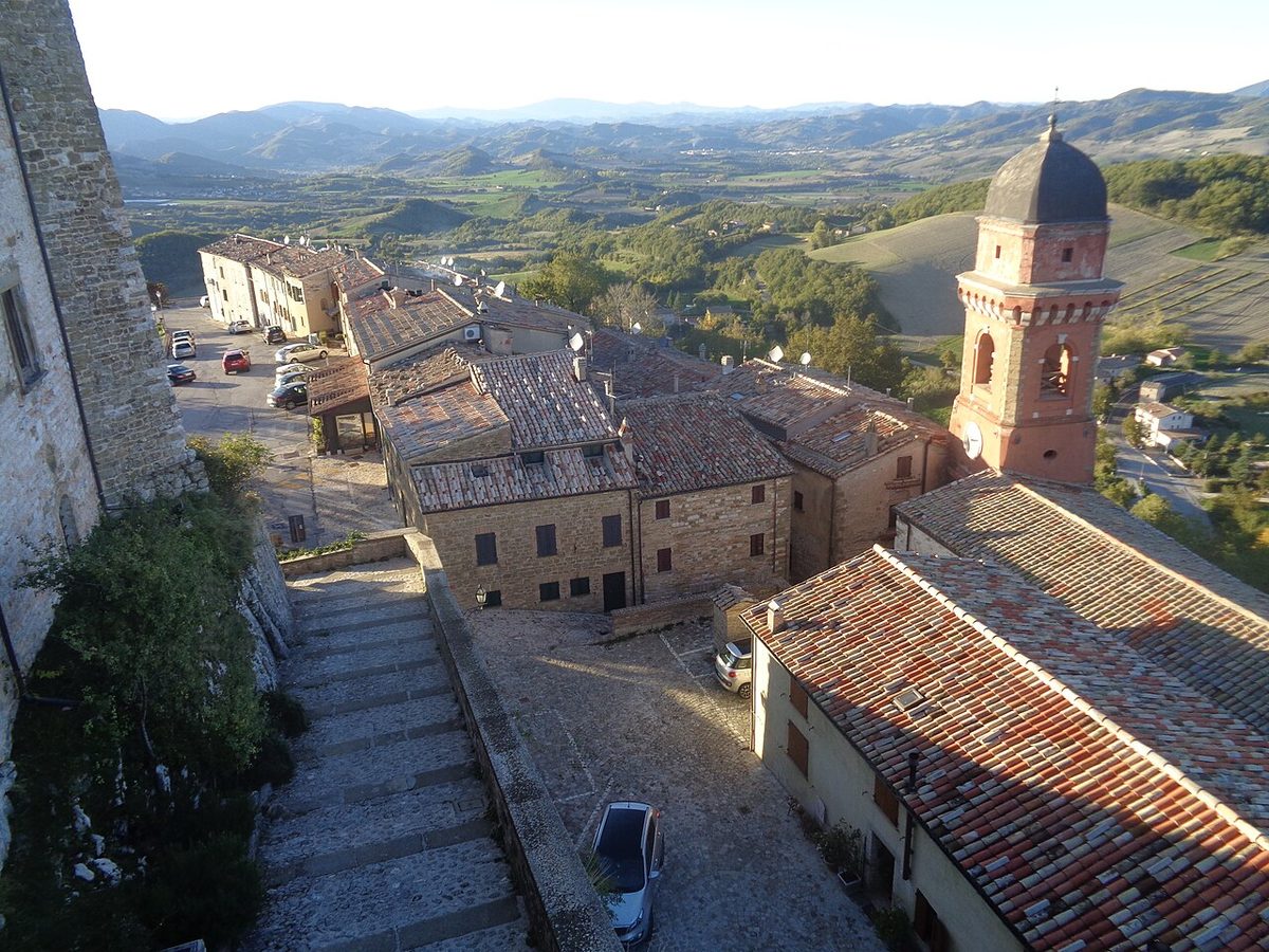 Frontone, le château des Marches que personne n'a encore découvert (Frontone, Pesaro et Urbino, Italie)